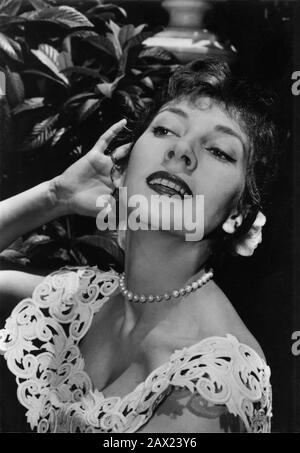 1955 ca, USA : The italian movie actress VALENTINA CORTESE ( born in Milano , 1923 ) in Hollywood  , pubblicity still - CINEMA - DIVA - DIVINA - Cortesa - pizzo - lace - smile - sorriso ---- Archivio GBB Stock Photo
