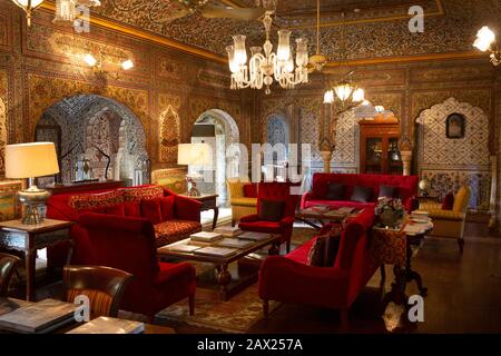 India, Rajasthan, Jaipur, Gangapole, Samode Haveli Hotel, in townhouse of Samode Royal Family, decorated former dining room Stock Photo