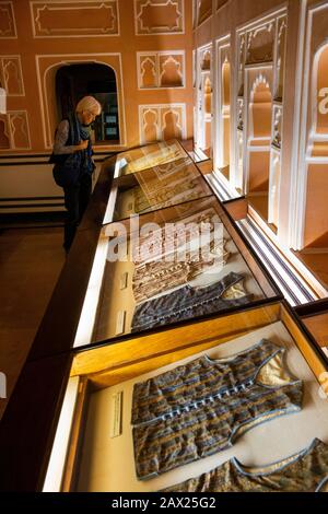 India, Rajasthan, Jaipur, Amber, Anokhi Museum of Hand Printing, visitor looking at display of traditional ajrakh block printed textile dying Stock Photo