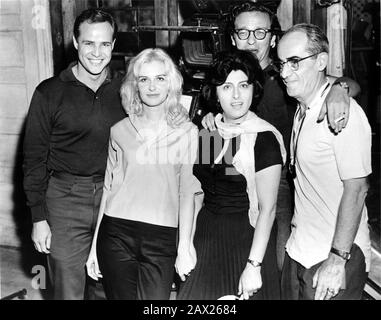 1959 , HOLLYWOOD , USA  : The italian movie actress ANNA  MAGNANI with MARLON BRANDO , the movie director SIDNEY LUMET and JOANNE WOODWARD , pubblicity still at first day of makin of movie THE FUGITIVE KIND ( Pelle di serpente ) by Sidney Lumet , from a play by Tennessee Williams   - CINEMA - FILM -  MOVIE - PORTRAIT - RITRATTO - troup - cast - sul set - on location - smile - sorriso - foulard - NOT FOR ADVERTISING - NON PER USO PUBBLICITARIO --- NOT FOR GADGETS USE ---   ---- ARCHIVIO GBB Stock Photo