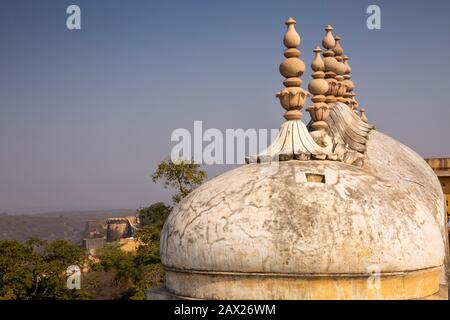 India, Rajasthan, Jaipur, Nahargarh Fort, view down from domed roof at walls to surrounding countryside