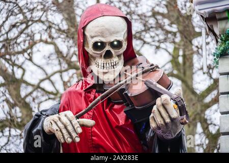 London, UK 5th January, 2020. Death and the Violin.A skeletal figure playing the violin Stock Photo