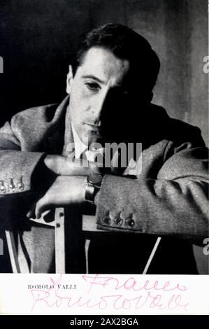 1960 ca , ITALY: The celebrated italian actor ROMOLO VALLI ( 1925 - 1980 ) - THEATRE - TEATRO -  ritratto - THEATER - portrait - ritratto - AUTOGRAFO - AUTOGRAPH - dirma - signature - CINEMA - MOVIE - Luchino Visconti -  Luigi Pirandello ---- NOT FOR PUBBLICITARY USE --- NOT FOR GADGETS USE --- NON PER USO PUBBLICITARIO --- ---- Archivio GBB Stock Photo