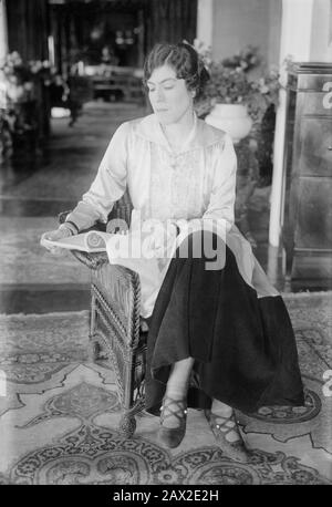 1916 ca , USA : The celebrated spanish opera Diva coloratura soprano MARIA BARRIENTOS ( 1883 - 1946 ). Barrientos was born in Barcelona, where she received a thorough musical education (piano and violin) at the Music Conservatory, before turning to vocal studies with Francisco Bonet. She made her debut at the Teatro Novedades in Barcelona, as Ines in L'Africaine, in 1898, aged only 15, quickly followed by the role of Marguerite de Valois in Les Huguenots .Barrientos made her Metropolitan Opera debut on January 31, 1916, in the title role of Lucia di Lammermoor with Giovanni Martinelli as Edgar Stock Photo