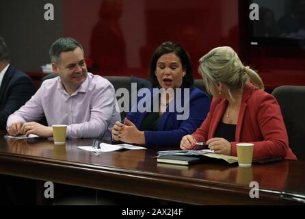 Sinn F??in president Mary Lou McDonald (centre) addresses Sinn F??in's national executive committee in Dublin, alongside Northeern Ireland's Deputy First Minister Michelle O'Neill (right). Stock Photo