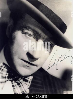 1930 ca , FRANCE : The french  movie  and theatre director , actor and writer SACHA GUITRY ( 1885 – 1957 )  - CINEMA - MOVIE -  REGISTA CINEMATOGRAFICO  e TEATRALE - TEATRO - THEATRE -tie bow - papillon - cravatta - hat - cappello - Borsalino  - autografo - signature - firma - LEROY - LE ROY   ----  Archivio GBB Stock Photo