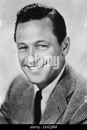 1955 ca , USA : The  celebrated american movie actor  WILLIAM HOLDEN ( 1918 – 1981 ) - CINEMA - ATTORE CINEMATOGRAFICO - grease - brillantina - smile - sorriso - tie - cravatta - collar - colletto  -  --- Archivio GBB Stock Photo