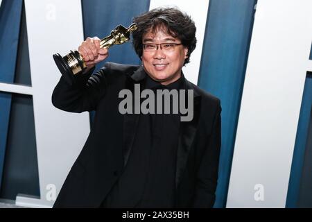 Beverly Hills, United States. 10th Feb, 2020. BEVERLY HILLS, LOS ANGELES, CALIFORNIA, USA - FEBRUARY 09: Bong Joon-ho arrives at the 2020 Vanity Fair Oscar Party held at the Wallis Annenberg Center for the Performing Arts on February 9, 2020 in Beverly Hills, Los Angeles, California, United States. (Photo by Xavier Collin/Image Press Agency) Credit: Image Press Agency/Alamy Live News Stock Photo