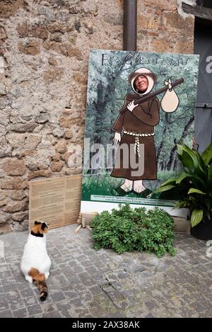 Light hearted face in the hole board with person head and cat looking at them. Vetralla. fra girolamo Savonarola, Dominican friar and puritan fanatic. Stock Photo