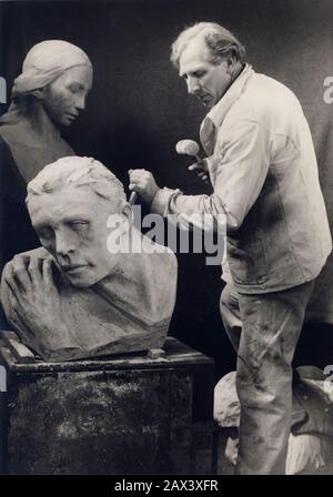 1950 ca , BELGIUM : The atelier of  belgian sculptor GEORGES WASTERLAIN ( 1889  - 1963  )  - SCULTURA - SCULPTURE - SCULTORE - ARTS - ARTI PLASTICHE VISIVE - ARTE - ARTS - STUDIO - ATELIER - Studio - statua - statue  - monumento - monumenti - gesso - gessi - plaster - STAUES - STATUA - STATUE - ART NOUVEAU - LIBERTY - scalpello - Belgio  ---- Archivio GBB Stock Photo