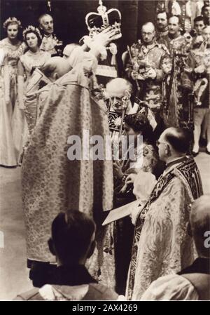 1953, 2 june , Westminster Abbey , London , England  : The  crowning of  Queen ELIZABETH  II of England ( born 1926 ). - REALI - ROYALTY - nobili - Nobiltà  - nobility - GRAND BRETAGNA - GREAT BRITAIN - INGHILTERRA - REGINA - WINDSOR - House of Saxe-Coburg-Gotha - crown - corona - collana - bijoux - gioiello - gioielli - jewels - jewellery - ROYAL FAMILY - FAMIGLIA REALE - Incoronazione - diamante - diamanti - diamands ----- ARCHIVIO GBB Stock Photo