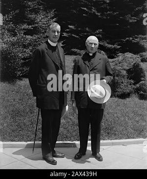 1929 , 3 july , WASHINGTON , USA :  The italian Marchese Arcivescovo PIETRO FUMASONI BIONDI ( 1872 - 1960 ) with Rep. Joseph  J. Burke ( or Burne ). Secretary of the Congregation for the Propagation of the Faith on June 14, 1921, and Apostolic Delegate to the United States on December 14, 1922 .  Pope Pius XI created him Cardinal-Priest of Santa Croce in Gerusalemme in the consistory of March 13, 1933, in advance for his appointment as Prefect of the Sacred Congregation for the Propagation of the Faith three days later, on March 16. The Cardinal served as papal legate to the National Eucharist Stock Photo