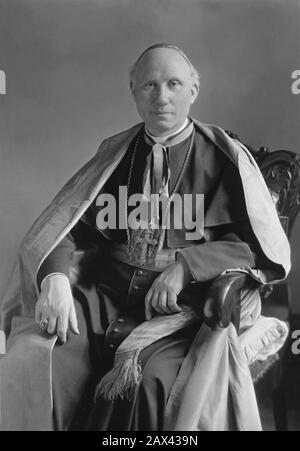 1929 , july , WASHINGTON , USA :  The italian Marchese Arcivescovo PIETRO FUMASONI BIONDI ( 1872 - 1960 ). Secretary of the Congregation for the Propagation of the Faith on June 14, 1921, and Apostolic Delegate to the United States on December 14, 1922 .  Pope Pius XI created him Cardinal-Priest of Santa Croce in Gerusalemme in the consistory of March 13, 1933, in advance for his appointment as Prefect of the Sacred Congregation for the Propagation of the Faith three days later, on March 16. The Cardinal served as papal legate to the National Eucharistic Congress in Teramo on August 20, 1935 . Stock Photo