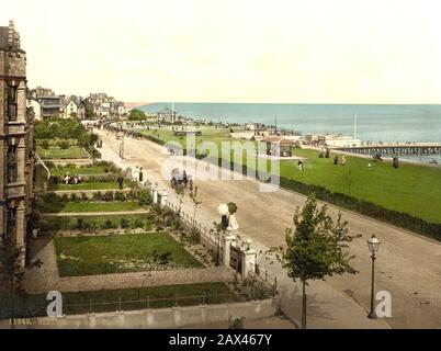 1905  ca. , CLACTON ON SEA , ESSEX  , GREAT BRITAIN  : The Parade road and beach . Phocrom print colors edited by Detroit Publishing Co.  Clacton-on-Sea is the largest town on the Tendring peninsula, in Essex, England and was founded in 1871. It is a seaside resort that attracted many tourists in the summer months between the 1950s and 1970s, but which like many other British sea-side resorts went into decline as a holiday destination since holidays abroad became more affordable. These days it is more popular as a retirement location -  GRAND BRETAGNA  - VIEW -  ITALIA - FOTO STORICHE - HISTOR Stock Photo