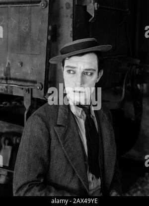 1925, USA  : The american silent movie actor and director BUSTER KEATON ( 1895 - 1966 ) in GO WEST ( Io e la vacca ) by Buster Keaton  - SILENT MOVIE - CINEMA MUTO  - portrait - ritratto -  regista cinematografico - attore  - comico   - COMICO  - hat - cappello - collar - colletto - tie - cravatta  ----  ARCHIVIO GBB Stock Photo