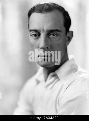 1930 ca , USA  : The american silent movie actor and director BUSTER KEATON ( 1895 - 1966 ) - SILENT MOVIE - CINEMA MUTO  - portrait - ritratto -  regista cinematografico - attore  - comico   - COMICO -   ANNI TRENTA  - 30's - '30 - shirt white - camicia bianca - collar - colletto  ----  ARCHIVIO GBB Stock Photo