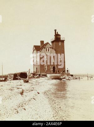 1903 , DULUTH , MINNESOTA , USA : Vue of LIGHTHOUSE from the beach . Photo by  woman photographer Frances Benjamin Johnston ( 1864 - 1952 ) - FOTO STORICHE - HISTORY - GEOGRAFIA - GEOGRAPHY  -   - landscape - paesaggio - spiaggia - faro marittimo - navigazione marittima - architettura - architecture  - CAMERA WORK ----  Archivio GBB Stock Photo