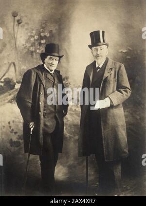 The celebrated french dramatistes  and play-writers  of ' Comédie Française '  VICTORIEN SARDOU (  1831 -  1908 ) ,  author of ' La Tosca ' ( after a Puccini music Opera ) , and  ( at right in the photo )  JULES CLARETIE ( 1840 - 1913 ) - TEATRO - THEATER - drammaturgo - dramatist - play - writer - playwriter - commediografo - top hat - top-hat - cappello a cilindro - barba - beard - bastone da passeggio - cane - stick - walking-stick  - letteratura - letterato - literature ----  Archivio GBB Stock Photo