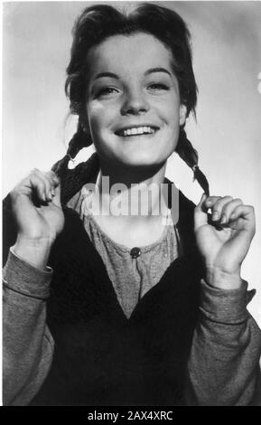 1956 , AUSTRIA : The movie actress  ROMY  SCHNEIDER ( 1938 - 1982 )  in ROBINSON SOLL NICHT STERBEN ( The girl and the legend of Robinson Crusoe  - Le avventure di Robinson ) by Josef Von Baky  - ATTRICE - MOVIE - FILM - CINEMA - ASBURGO - ABSBURGO -  portrait - ritratto - sorriso - smile - treccie - treccine - pigtail - pigtails - plait - braid  ----  Archivio GBB Stock Photo