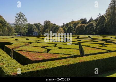 The hedge maze beside Oakfield House with lake and Nymphaeum in background on a sunny autumn afternoon at Oakfield Park, Raphoe, County Donegal. Stock Photo