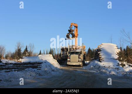 18 wheeler picking up logs Stock Photo