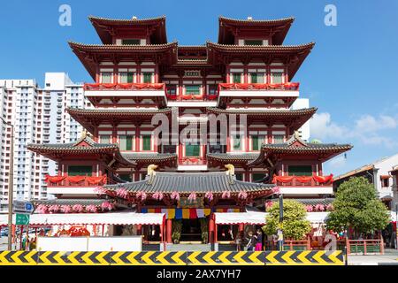 Buddha Tooth Relic Temple and Museum, South Bridge Road, Chinatown, Singapore, Asia is a Tang style Chinese Buddha Temple Stock Photo