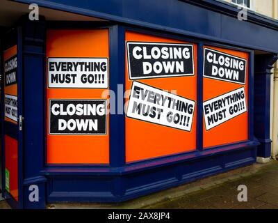 Large signs on a shop window 'Closing Down' and 'Everything must go' Stock Photo