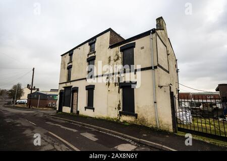 An old Public house closed down business, shops and independently run stores just outside the city centre of Hanley, Stoke on Trent, Urban decline Stock Photo