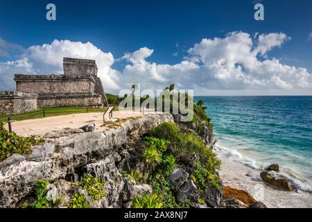 El Castillo (The Castle) over Caribbean Sea, Maya ruins at Tulum, Yucatan Peninsula, Quintana Roo state, Mexico Stock Photo
