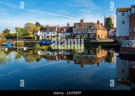 24th October 2018 - Tewkesbury, UK: A picturesque group of cottages reflected in the tranquil River Avon near Abbey Mill in the town of Tewkesbury, Gloucestershire, Severn Vale, UK Stock Photo