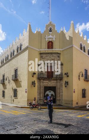 Merida, Mexico: A police officer directs traffic in front of the main entrance to the Autonomous University of Yucatán, established in 1922. Stock Photo