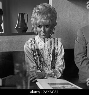 Dusty Springfield, britische Pop- und Soulsängerin, bei einem Besuch in Hamburg, Deutschland 1970. British pop and soul singer Dusty Springfield visiting Hamburg, Germany 1970. Stock Photo