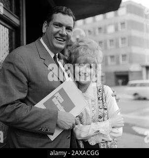 Dusty Springfield, britische Pop- und Soulsängerin, bei einem Besuch in Hamburg, Deutschland 1970. British pop and soul singer Dusty Springfield visiting Hamburg, Germany 1970. Stock Photo