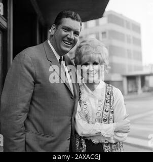 Dusty Springfield, britische Pop- und Soulsängerin, bei einem Besuch in Hamburg, Deutschland 1970. British pop and soul singer Dusty Springfield visiting Hamburg, Germany 1970. Stock Photo