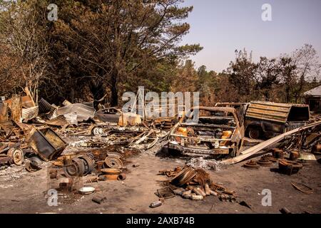 Building and cars burnt during bushfires in Australia Stock Photo