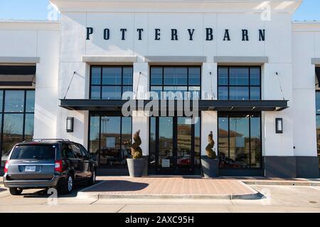 Pottery barn store hi-res stock photography and images - Alamy