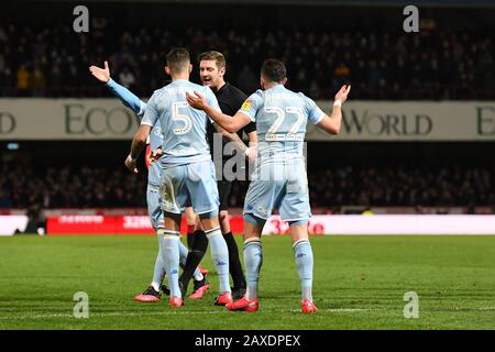 Brentford, UK. 11th Feb 2020. Jack Harrison(22) and Ben White of Leeds in discussion with the referee Robert Jones in discussion with the referee Robert Jones during the Sky Bet Championship match between Brentford and Leeds United at Griffin Park, London on Tuesday 11th February 2020. (Credit: Ivan Yordanov | MI News)Photograph may only be used for newspaper and/or magazine editorial purposes, license required for commercial use Credit: MI News & Sport /Alamy Live News Stock Photo