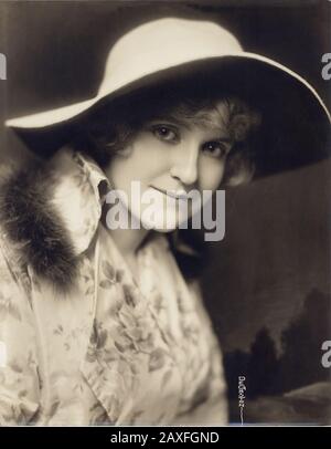 1922 ca , USA :  The silent movie superstar from 1915 to 1927 , MAY ALLISON ( 1890 – 1989 ). Photo by De Gaston  , Hollywood . Married with movie fans magaine PHOTOPLAY editor  James T. Quirk in 1926, when the housband dead in 1927 May Allison became the editor of the magazine for more years - portrait - ritratto  - colletto - collar  - smile - sorriso - hat - cappello - fur - pelliccia - FASHION - MODA - ANNI VENTI - 20's - '20  - SILENT MOVIE - CINEMA MUTO  - ATTRICE © Archivio GBB / Stock Photo