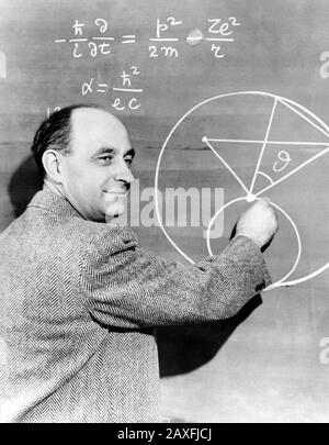 1940's , USA : the italian  physicist  ENRICO  FERMI  ( Roma 1901 - Chicago , U.S.A. 1954 ), was awarded the Nobel Prize in Physics in 1938- FISICO - FISICA - ATOMO - ATOMICO - RADIOTTIVITA' - SCIENZIATO - SCIENZA - PHYSICS - ATOM - ATOMIC - RADIOACTIVITY - SCIENCE - SCIENTIST- HISTORY - formula - lavagna -  foto storiche - foto storica  - scienziato - scientist  - portrait - ritratto  -  Physics - FISICA - FISICO - SCIENZA - SCIENCE  - smile - sorriso - PREMIO NOBEL PER LA FISICA © Archivio GBB / Stock Photo