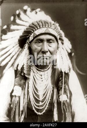 1903, USA :  Native American CHIEF  Joseph of Nez Perce' ( Percé , 1840 - 1904 ). Photo by Edward S. CURTIS ( 1868 - 1952 ). - CAPO GIUSEPPE - The North American Indian - HISTORY - foto storiche - warbonnet  - foto storica  -  Indians - INDIANI D' AMERICA - PELLEROSSA - natives americans  - Indians of North America - CAPO Tribù INDIANO - GUERRIERO - WARRIOR - portrait - ritratto  - SELVAGGIO WEST - piuma - piume - feathers  --- Archivio GBB Stock Photo
