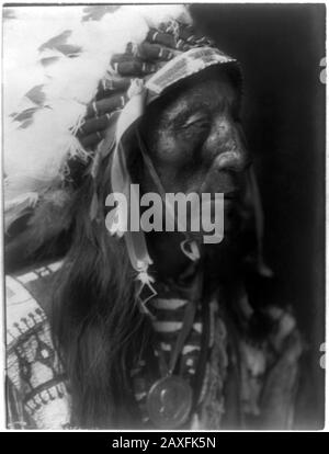 1907, USA :  Native American CHIEF  Jack Red Cloud of Oglala Lakota ( Sioux ) ( 1822 –  1909 ) . Photo by Edward S. CURTIS ( 1868 - 1952 ). - CAPO NUVOLA ROSSA - The North American Indian - HISTORY - foto storiche - warbonnet  - foto storica  -  Indians - INDIANI D' AMERICA - PELLEROSSA - natives americans  - Indians of North America - CAPO TRIBU' INDIANO - GUERRIERO - WARRIOR - portrait - ritratto  - SELVAGGIO WEST - piuma - piume - feathers  - STOCK  © Archivio GBB / Stock Photo