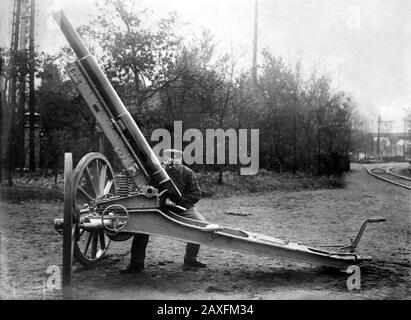 1915 ca , GERMANY : The german cannon Krupp   balloon gun - ARMI - ARMA - FRIEDERICH KRUPP - CANNONE - GUN  -  INDUSTRIA - DINASTIA INDUSTRIALE - FABBRICA - ARCHITETTURA - ARCHITECTURE  - HISTORY -  foto storica - INDUSTRY - INDUSTRIA - CANNONE - ACCIAIO - ACCIAIERIA ---- ARCHIVIO GBB Stock Photo