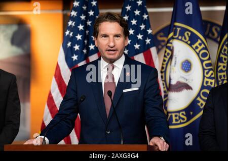 https://l450v.alamy.com/450v/2axg8g4/washington-united-states-11th-feb-2020-us-representative-dean-phillips-d-mn-speaks-at-a-problem-solvers-caucus-press-conference-in-washington-credit-sopa-images-limitedalamy-live-news-2axg8g4.jpg