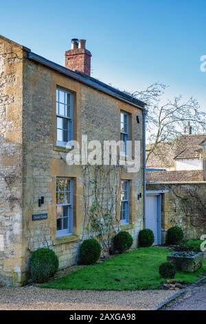 Cotswold stone cottage in Broadwell, Costwolds, Gloucestershire, England Stock Photo