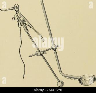 Traitâe pratique de cystoscopie et de cathâetâerisme urâetâeral . r Albarran (fig. 2.),construite par Guyot, présente une supériorité marquée. Elle permet en effet, 22 CYST0SC0P1E A VISION INDIRECTE ET RENVERSÉE. avec la plus grande rapidité el la plus grande simplicité, délever le malade, dele mettre en position renversée; toutes modifications de situation qui peuventêtre nécessaires au cours dune cystoscopie (). En cas de nécessité, une table quelconque peut être utilisée; il suffira deplacer devant elle deux chaises sur lesquelles le malade reposera ses pieds. Entout cas, il ne faut jamais Stock Photo