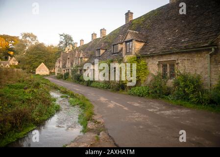 Cotswolds village de Bibury village Bibury les Cotswolds bibury weavers  cottages Arlington row bibury Gloucestershire angleterre gb Europe Photo  Stock - Alamy