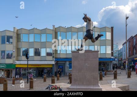 Statue of former Manchester United footballer Duncan Edwards in Market Place in his birth town of Dudley, West Midlands, UK Stock Photo