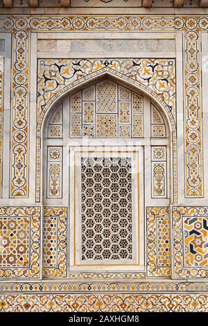 Exterior wall, detail with niche. Mausoleum of Etmaduddaula or Itmad-ud-Daula tomb often regarded as a draft of the Taj Mahal, Agra, Uttar Pradesh, In Stock Photo