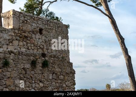 SANT MARTI D'EMPÚRIES, GIRONA, SPAIN: 2020 FEBRUARY 8: SUNNY DAY IN THE OLD CITY OF SANT MARTI DE AMPURIES, GIRONA, SPAIN Stock Photo