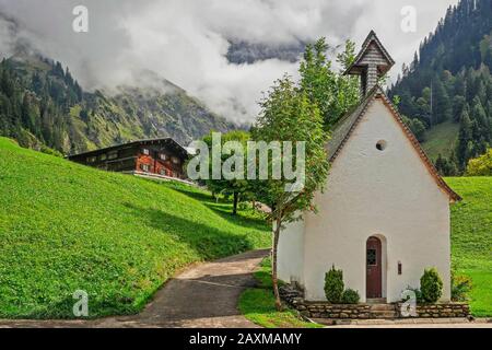 chapel and farm in Einödsbach near Oberstdorf, Allgäu, Bavaria, Germany Stock Photo
